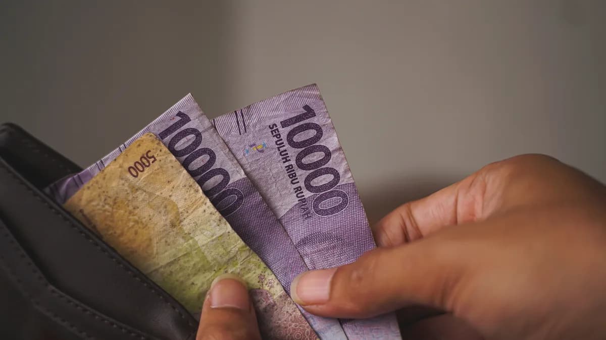 Nilai tukar rupiah melemah menjadi Rp17.181 per dolar AS, namun BI optimis fundamental ekonomi mendukung penguatan. Baca selengkapnya di beritaekonomi.id. 📈💰 #EkonomiIndonesia #Rupiah #PasarModal